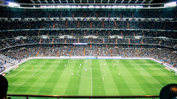 英超联赛全场精彩集锦视频封面 - 足球比赛激烈对抗场景